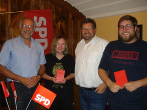 Stefan Großhauser und Johannes Foitzik begrüßen die Neumitglieder Anna Keßler und Lukas Brock