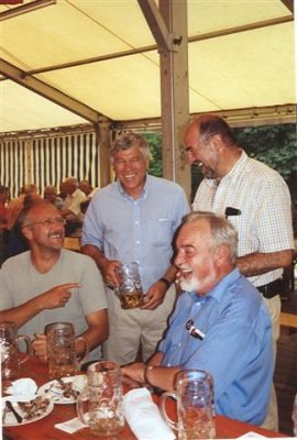 prominenter Besuch am Biertisch